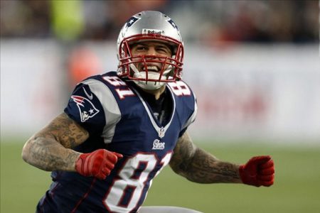 Former Patriots TE Hernandez Found Dead in Apparent Suicide