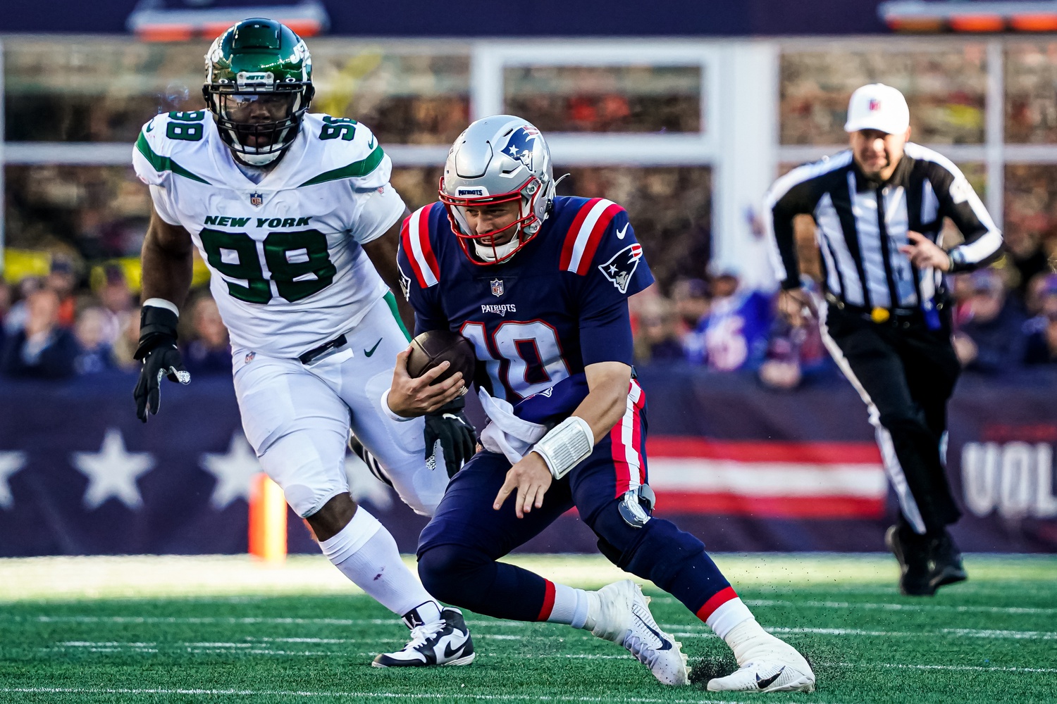 Oct 24, 2021; Foxborough, Massachusetts, USA; New England Patriots quarterback Mac Jones (10) runs the ball against the New York Jets in the second half at Gillette Stadium. Mandatory Credit: David Butler II-USA TODAY Sports