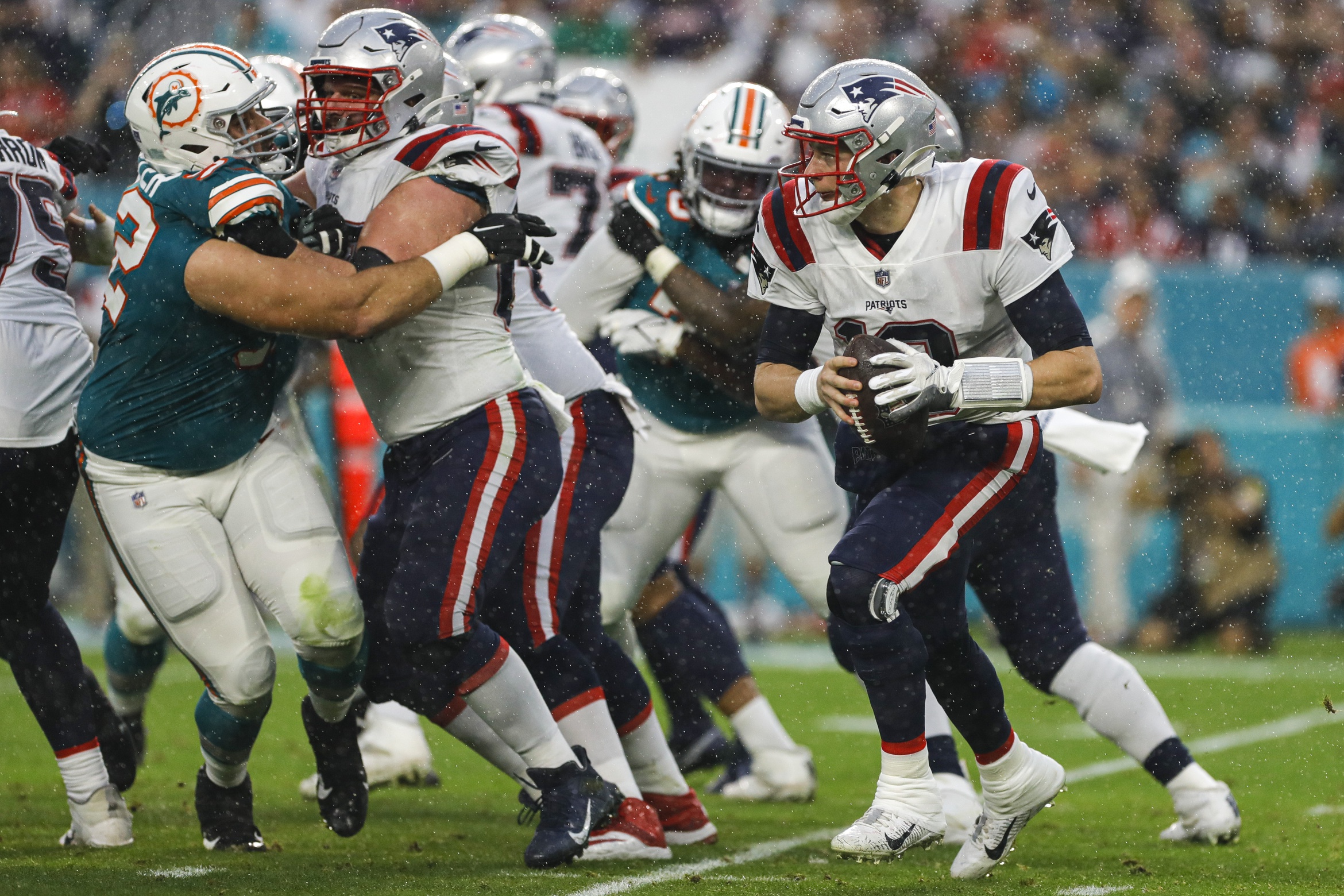 Jan 9, 2022; Miami Gardens, Florida, USA; New England Patriots quarterback Mac Jones (10) runs with the football against the Miami Dolphins during the second quarter at Hard Rock Stadium. Mandatory Credit: Sam Navarro-USA TODAY Sports