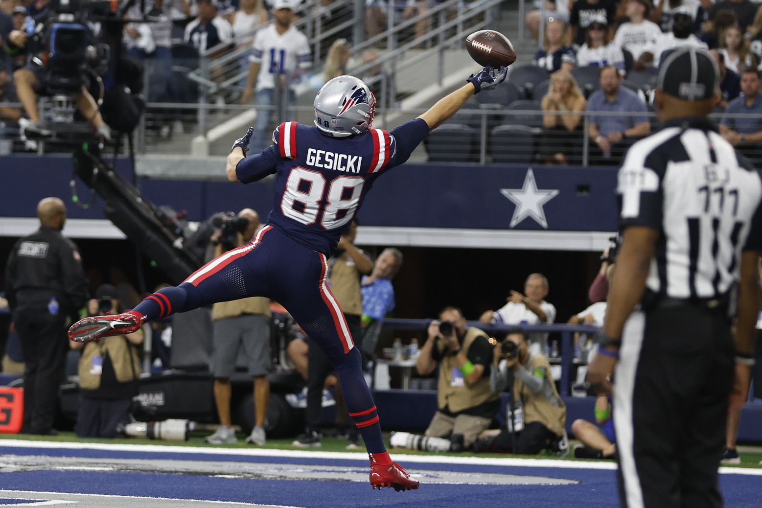 Oct 1, 2023; Arlington, Texas, USA;  New England Patriots tight end Mike Gesicki (88) cannot catch a pass in the first quarter against the Dallas Cowboys at AT&T Stadium. Mandatory Credit: Tim Heitman-USA TODAY Sports
