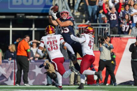 Patriots Keep TE Henry In the Fold