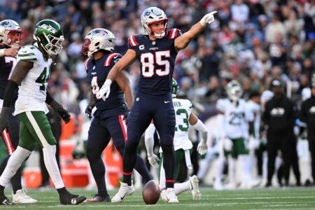 Patriots Extend Henry, Veteran TE Agrees to 2-Year Deal