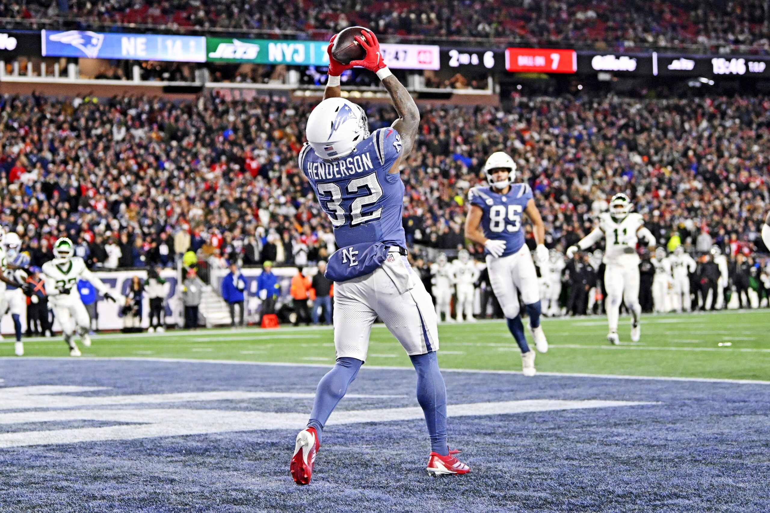 Nov 13, 2025; Foxborough, Massachusetts, USA; New England Patriots quarterback Drake Maye (10) throws a touchdown pass to New England Patriots running back TreVeyon Henderson (32) during the first half at Gillette Stadium. Mandatory Credit: Eric Canha-Imagn Images