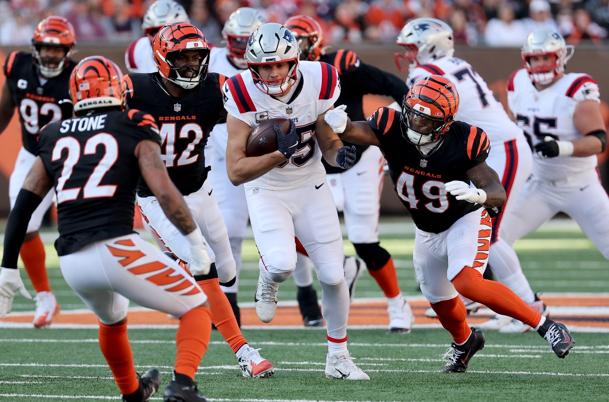 Nov 23, 2025; Cincinnati, Ohio, USA; New England Patriots tight end Hunter Henry (85) runs against Cincinnati Bengals linebacker Oren Burks (42) and linebacker Barrett Carter (49) during the first half at Paycor Stadium. Mandatory Credit: Joseph Maiorana-Imagn Images