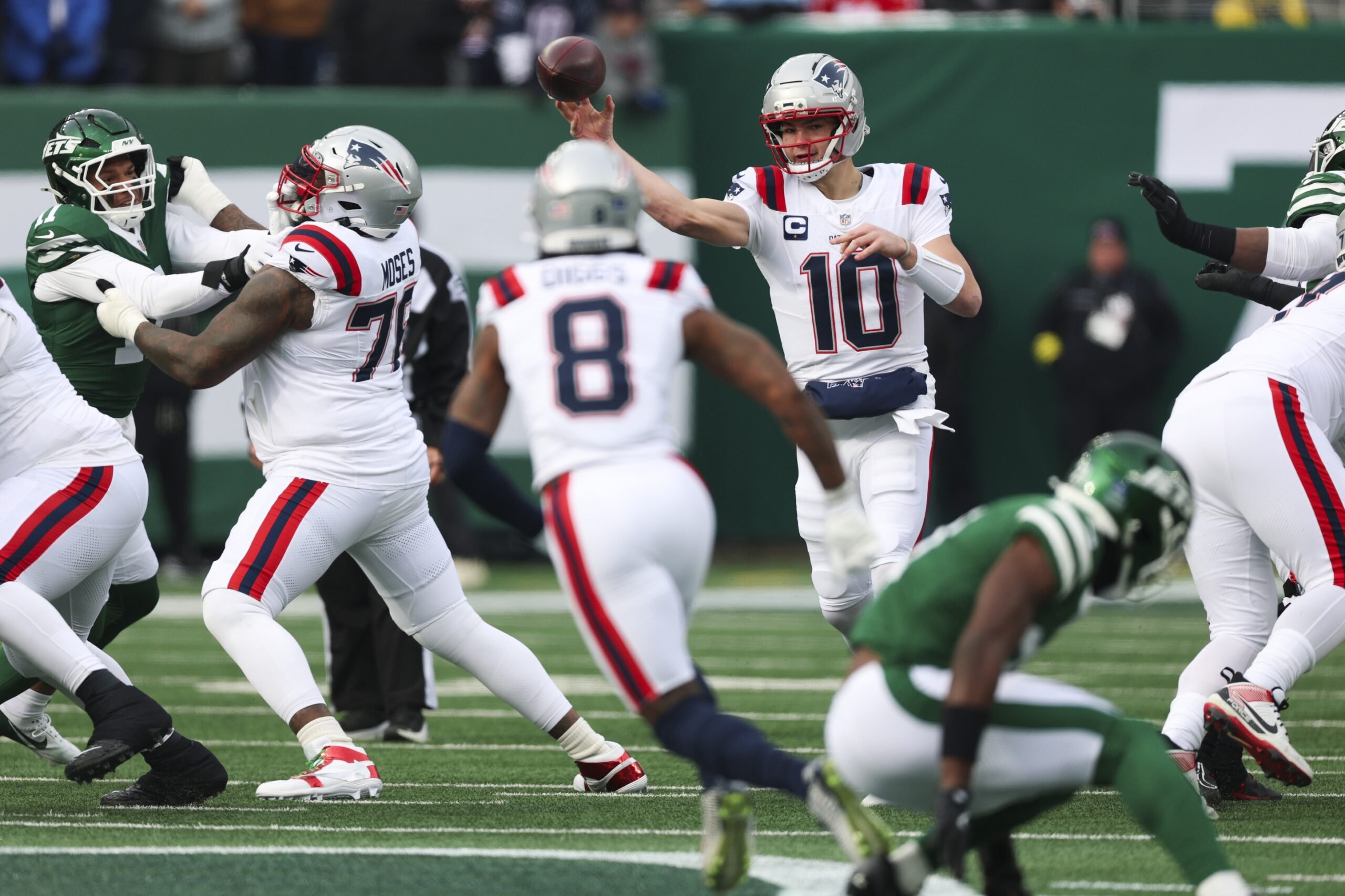 Dec 28, 2025; East Rutherford, New Jersey, USA; New England Patriots quarterback Drake Maye (10) passes against the New York Jets during the first quarter of the game at MetLife Stadium. Mandatory Credit: Vincent Carchietta-Imagn Images