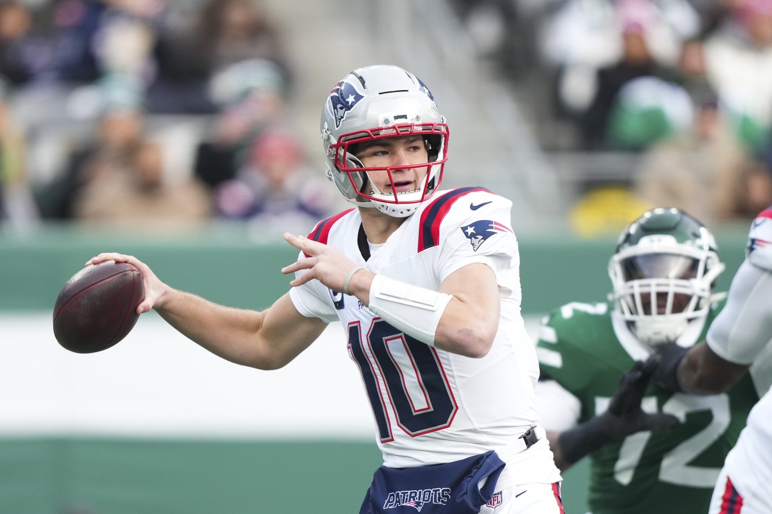 Dec 28, 2025; East Rutherford, New Jersey, USA; New England Patriots quarterback Drake Maye (10) passes against the New York Jets during the first quarter of the game at MetLife Stadium. Mandatory Credit: Robert Deutsch-Imagn Images