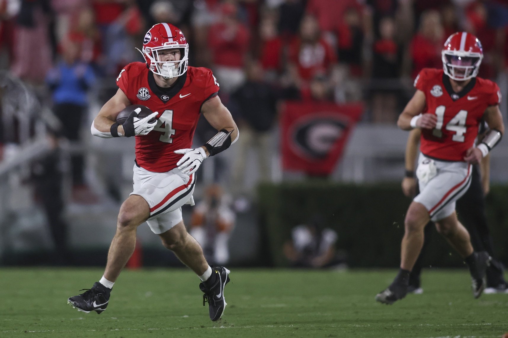 Nov 15, 2025; Athens, Georgia, USA; Georgia Bulldogs tight end Oscar Delp (4) runs the ball in the first half agains the Texas Longhorns at Sanford Stadium. Mandatory Credit: Brett Davis-Imagn Images