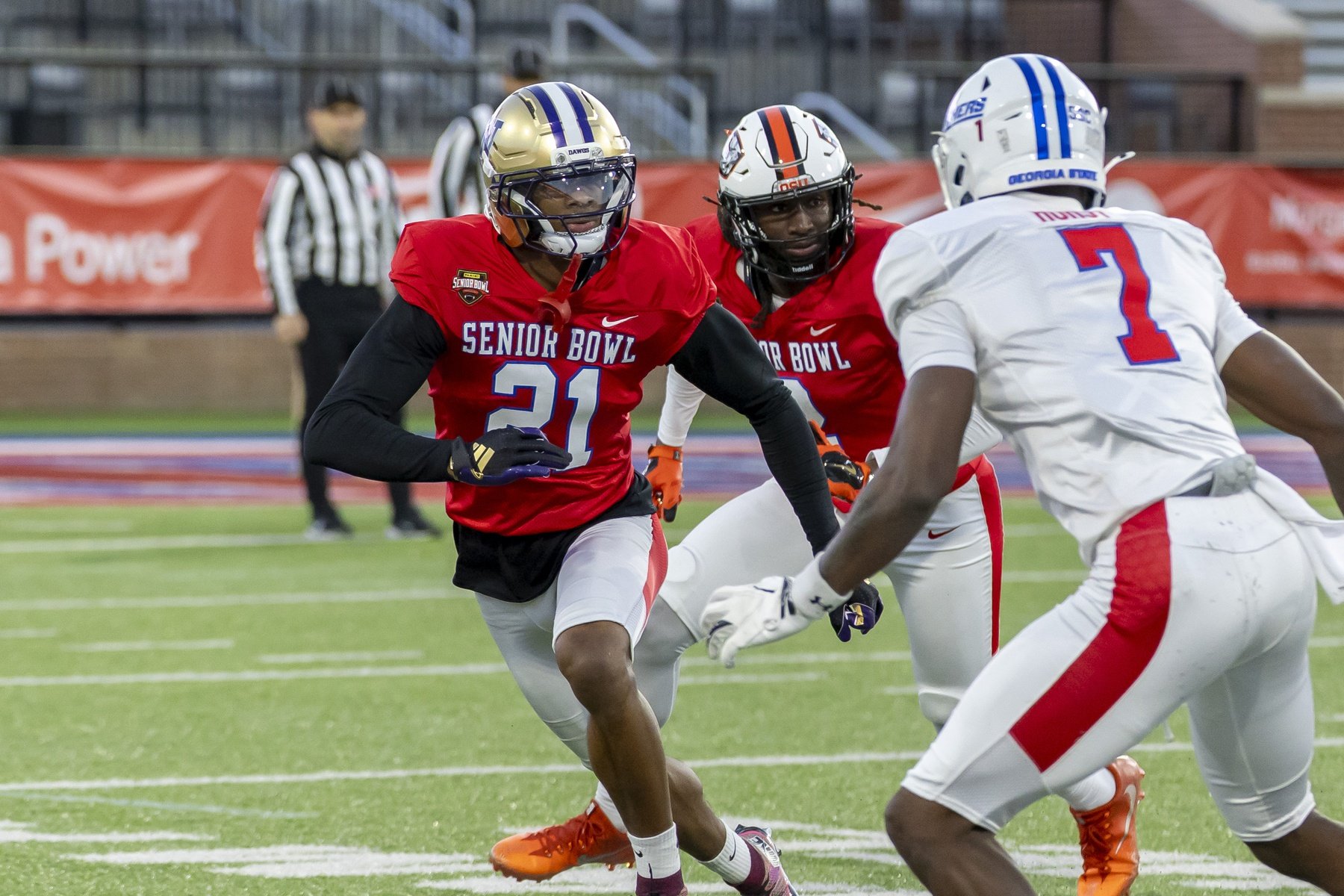 Jan 28, 2026; Mobile, AL, USA; American Team cornerback Ephesians Prysock (21) of Washington works on defense during American Senior Bowl practice at Hancock Whitney Stadium. Mandatory Credit: Vasha Hunt-Imagn Images